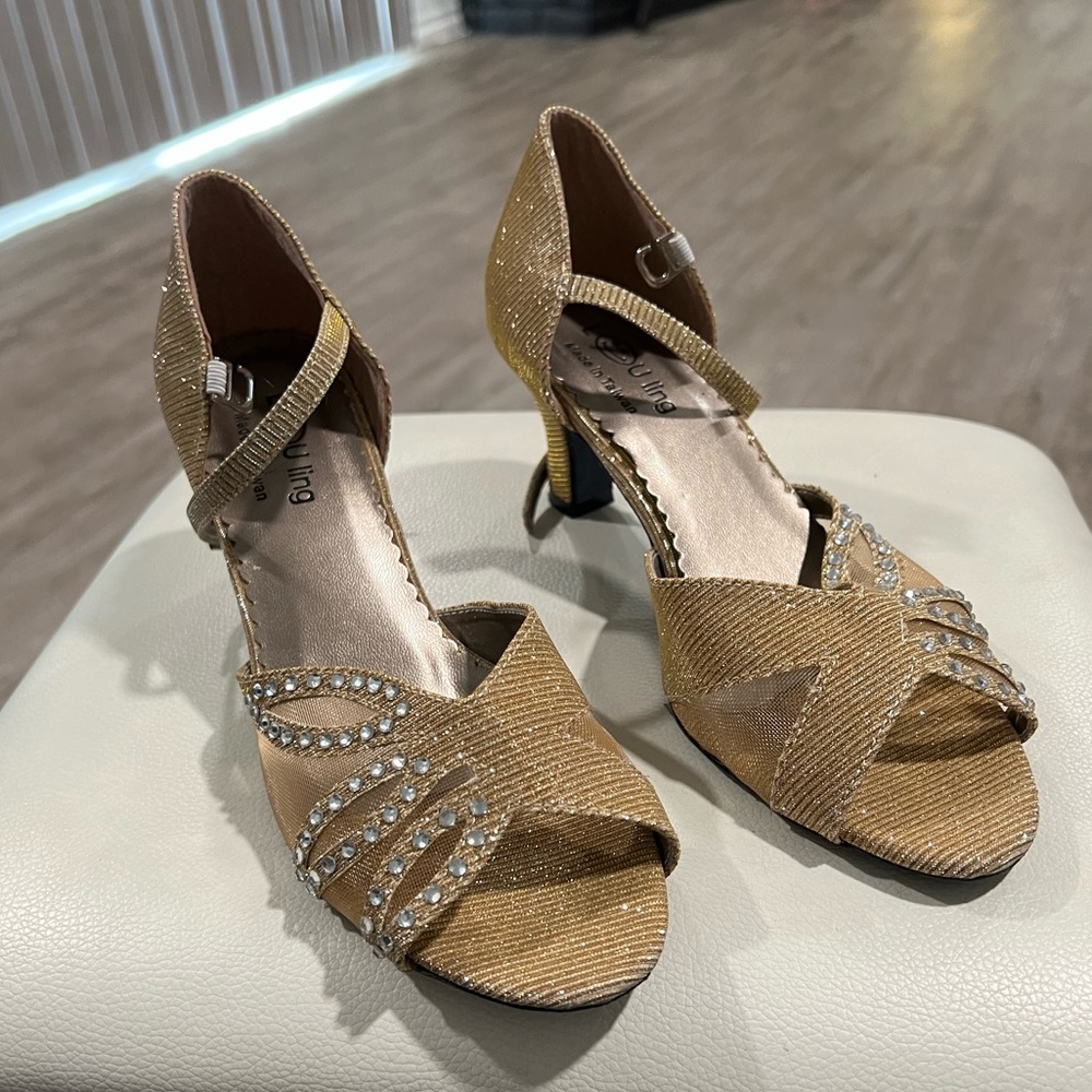 BUNDLE 2 ITEMS FOR $8✨

LOU LING shoes ✨